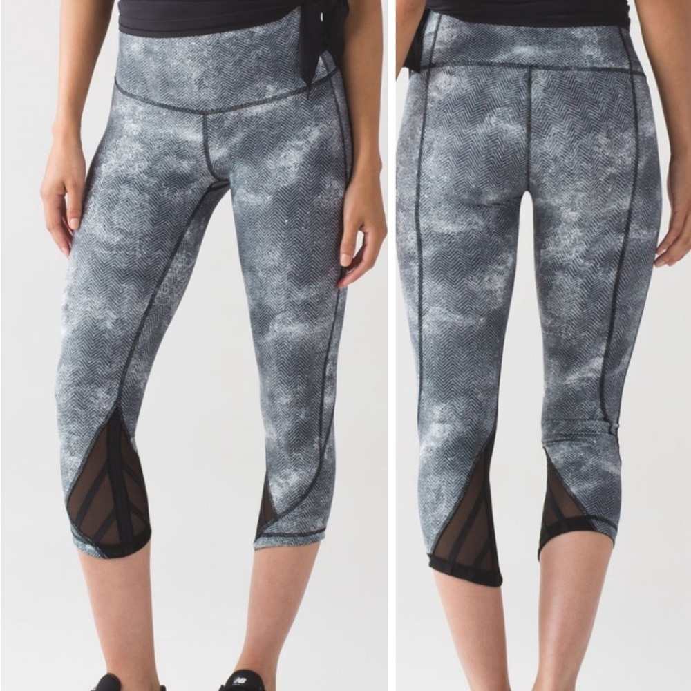 Lululemon Essential Rhythm Crop Full-On Luxtreme Leggings White Black Womens 6